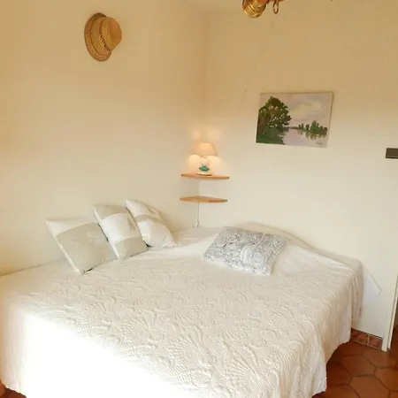 Avec Terrasse A Bormes-les-mimosas, Proche - Fr-1-251-921 דירה *