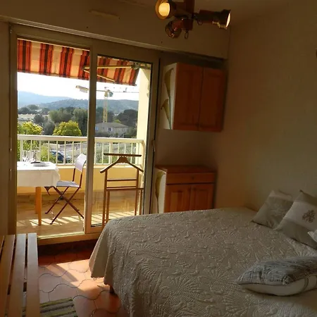 Avec Terrasse A Bormes-les-mimosas, Proche - Fr-1-251-921